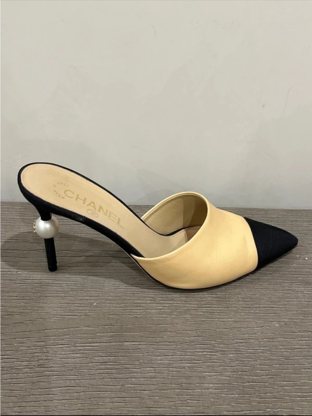 CHANEL Two-Tone Beige and Black Pointed-Toe Mules with Pearl Heel Detail 37.5 - Picture 5 of 8